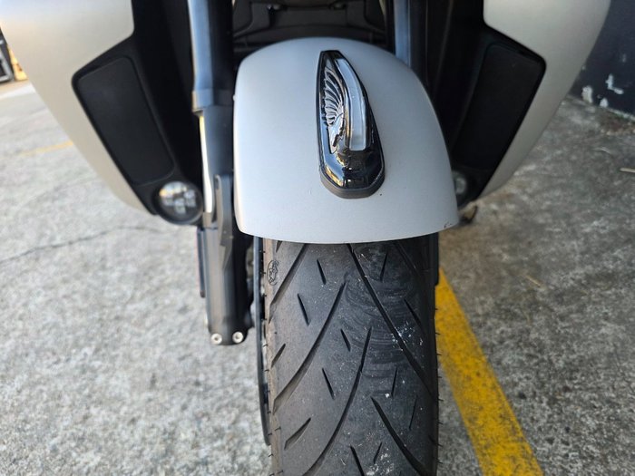 2022 Indian PURSUIT DARK HORSE PREMIUM SILVER QUARTZ SMOKE