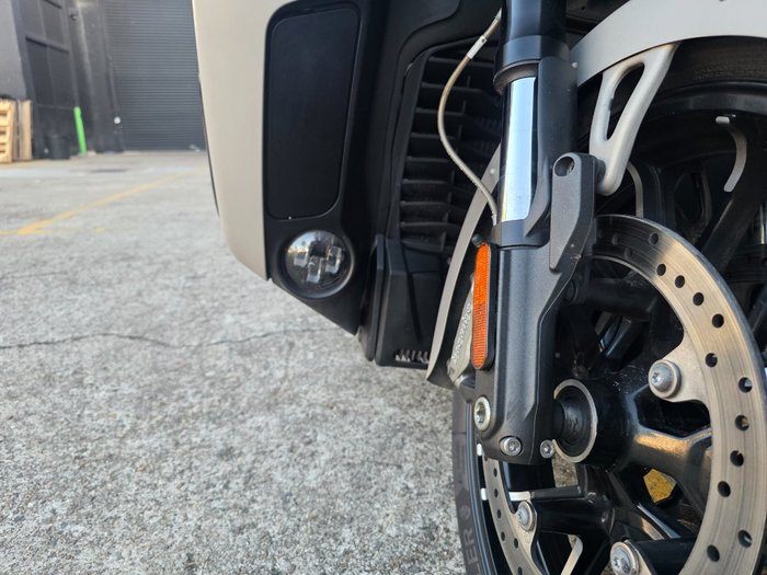 2022 Indian PURSUIT DARK HORSE PREMIUM SILVER QUARTZ SMOKE