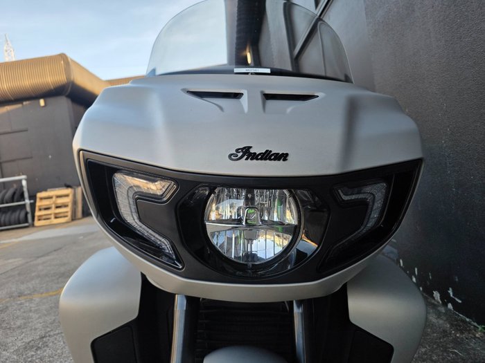 2022 Indian PURSUIT DARK HORSE PREMIUM SILVER QUARTZ SMOKE