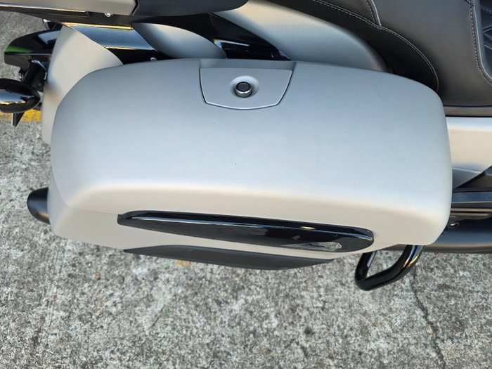 2022 Indian PURSUIT DARK HORSE PREMIUM SILVER QUARTZ SMOKE