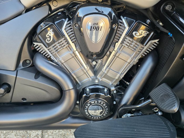 2022 Indian PURSUIT DARK HORSE PREMIUM SILVER QUARTZ SMOKE