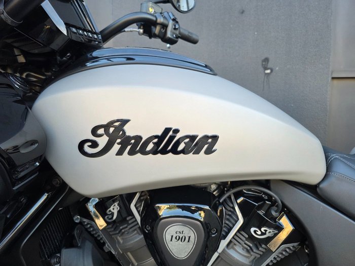 2022 Indian PURSUIT DARK HORSE PREMIUM SILVER QUARTZ SMOKE