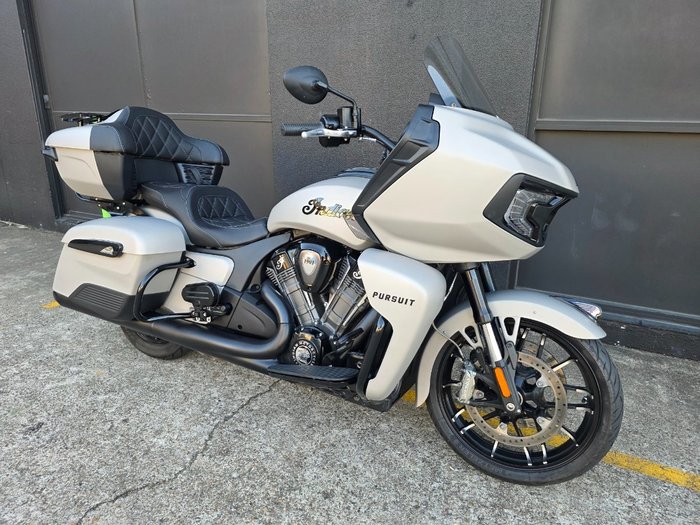 2022 Indian PURSUIT DARK HORSE PREMIUM SILVER QUARTZ SMOKE