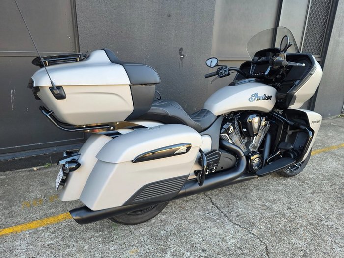 2022 Indian PURSUIT DARK HORSE PREMIUM SILVER QUARTZ SMOKE