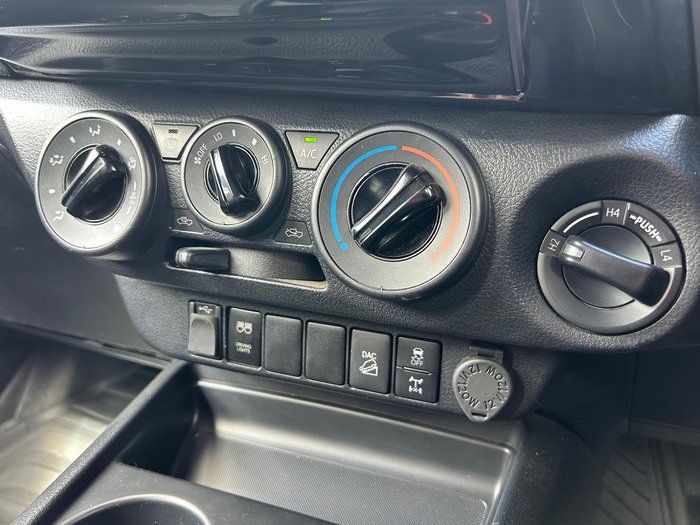2022 Toyota Hilux SR