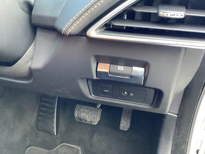 2019 Jaguar XE P300 R-Dynamic SE