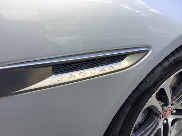 2019 Jaguar XE P300 R-Dynamic SE