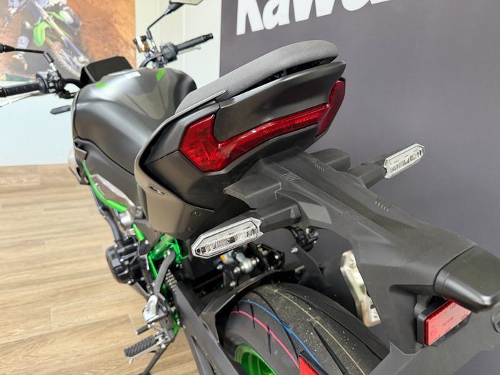 2026 Kawasaki Z900 SE GREEN