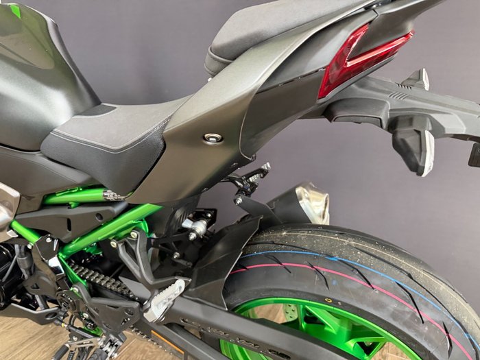2026 Kawasaki Z900 SE GREEN