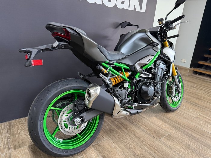 2026 Kawasaki Z900 SE GREEN