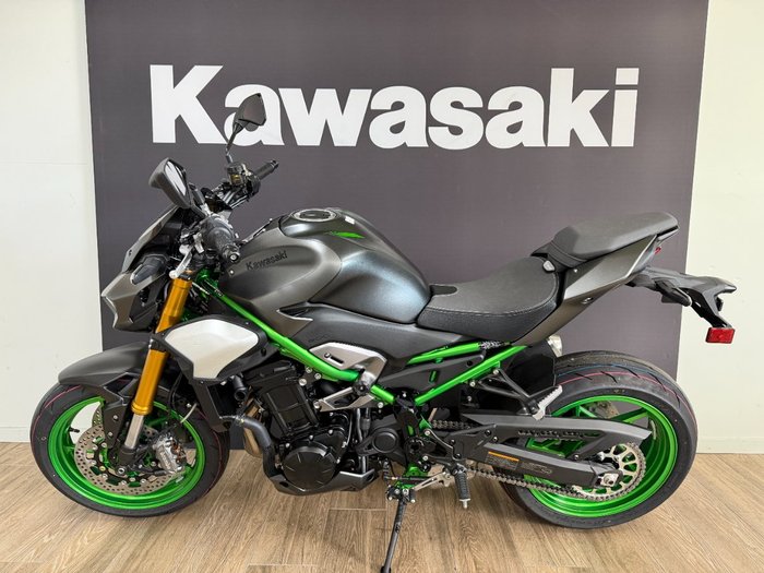 2026 Kawasaki Z900 SE GREEN