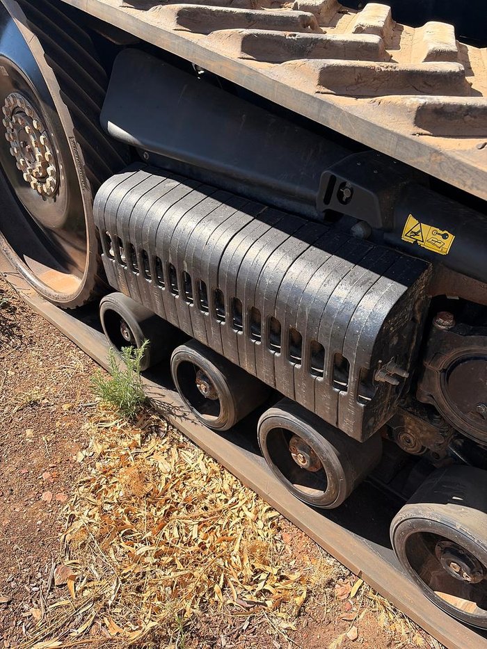 2017 Challenger Mt875e