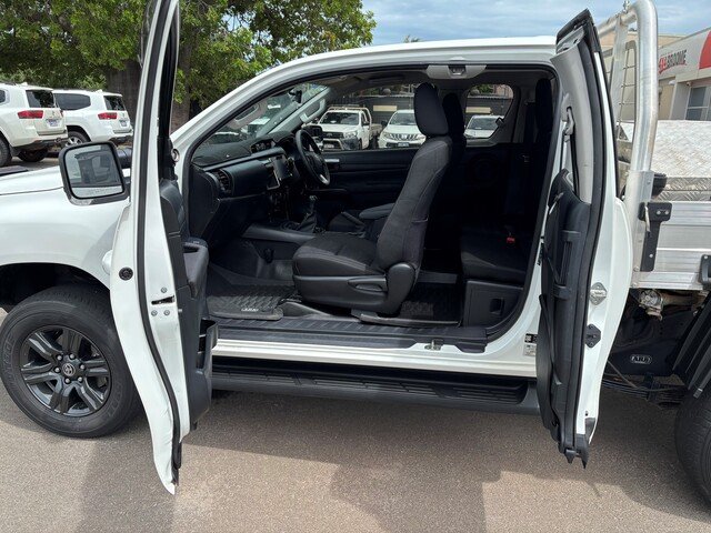 2025 Toyota Hilux 4x4 2.8L Dsl E/C/C 6MT SR