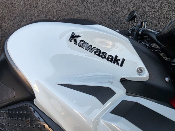 2022 Kawasaki Z900 SUPERNAKED (ZR900) WHITE