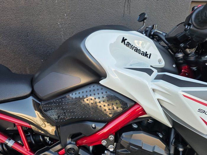 2022 Kawasaki Z900 SUPERNAKED (ZR900) WHITE