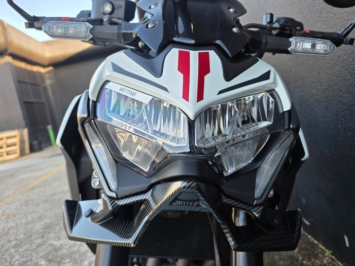 2022 Kawasaki Z900 SUPERNAKED (ZR900) WHITE