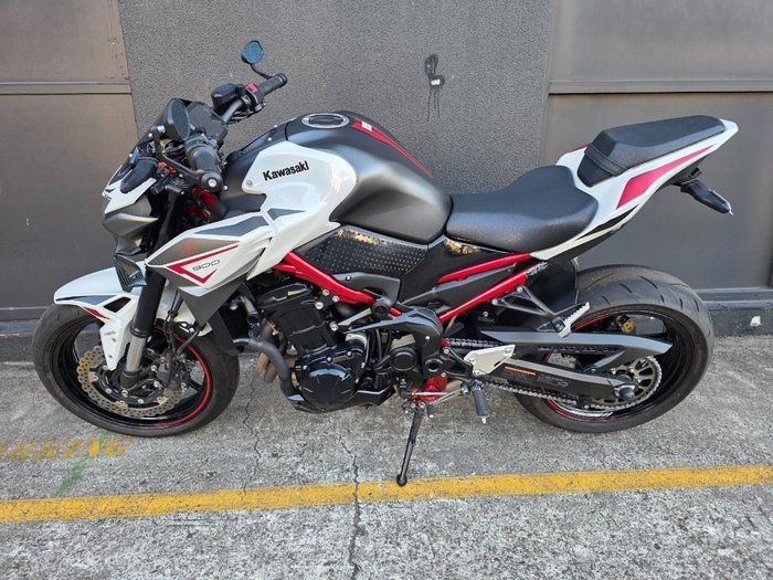 2022 Kawasaki Z900 SUPERNAKED (ZR900) WHITE