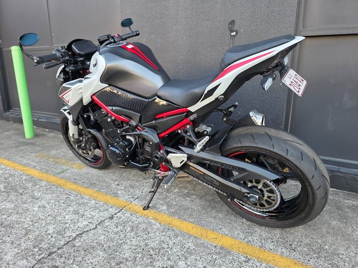 2022 Kawasaki Z900 SUPERNAKED (ZR900) WHITE
