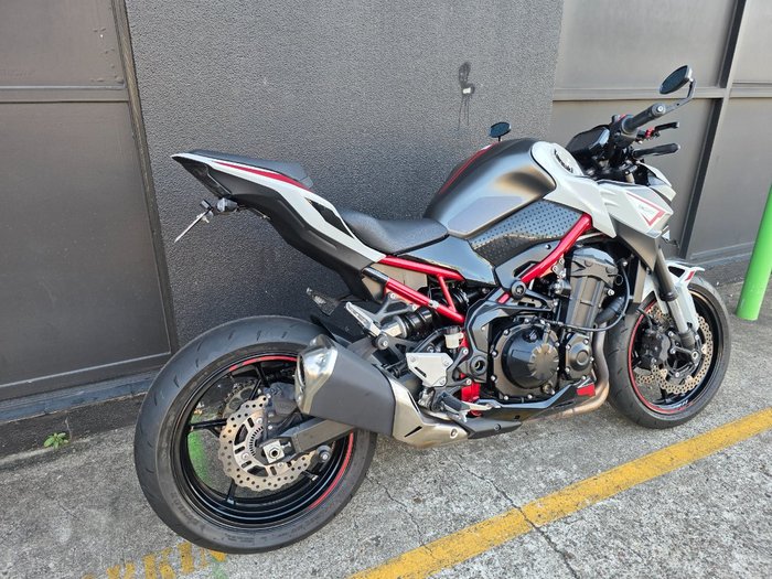 2022 Kawasaki Z900 SUPERNAKED (ZR900) WHITE