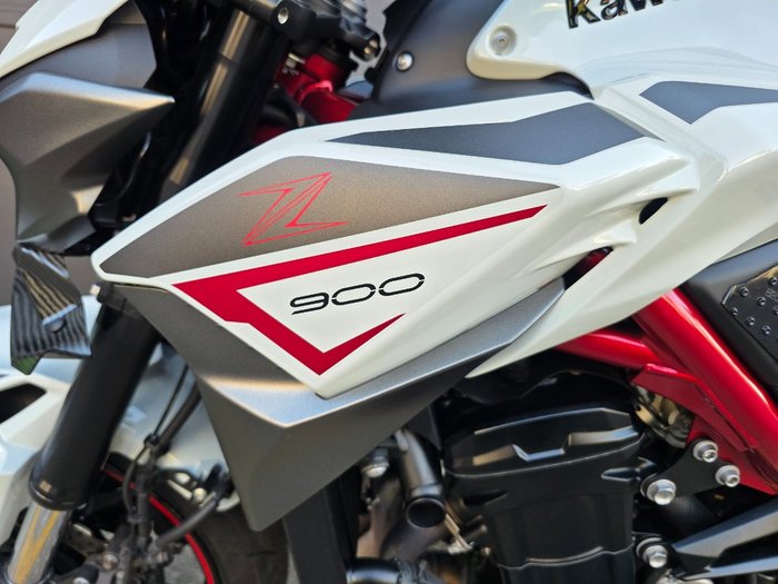 2022 Kawasaki Z900 SUPERNAKED (ZR900) WHITE