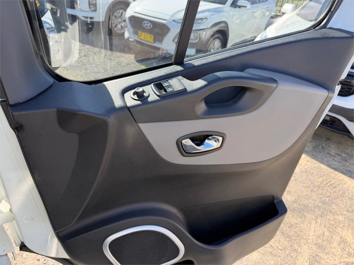 2018 RENAULT TRAFIC FORMULA EDITION LWB X82 MY18 WHITE