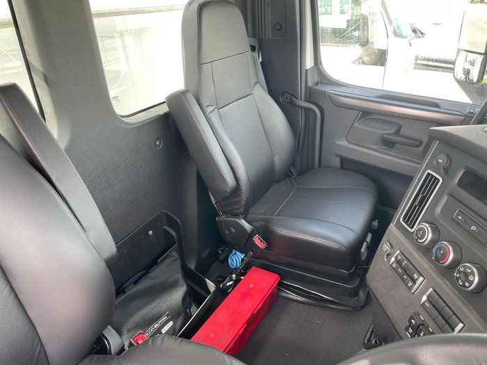 2024 Freightliner Cascadia 116 Tipper White