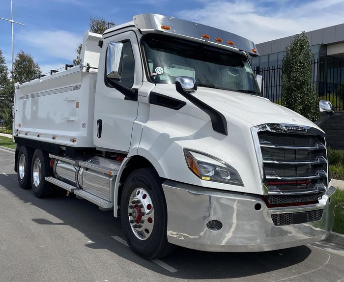 2024 Freightliner Cascadia 116 Tipper White