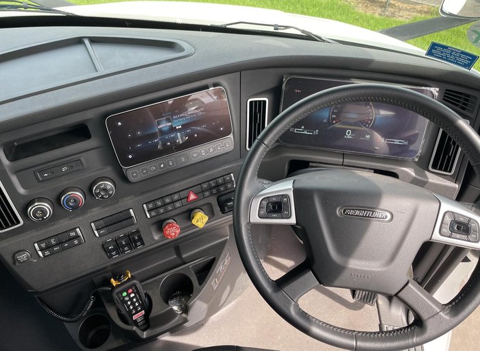 2024 Freightliner Cascadia 116 Tipper White