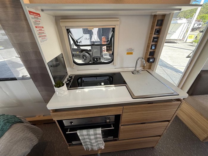 2018 Adria Altea 552