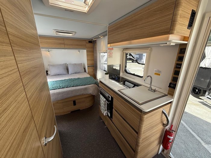 2018 Adria Altea 552