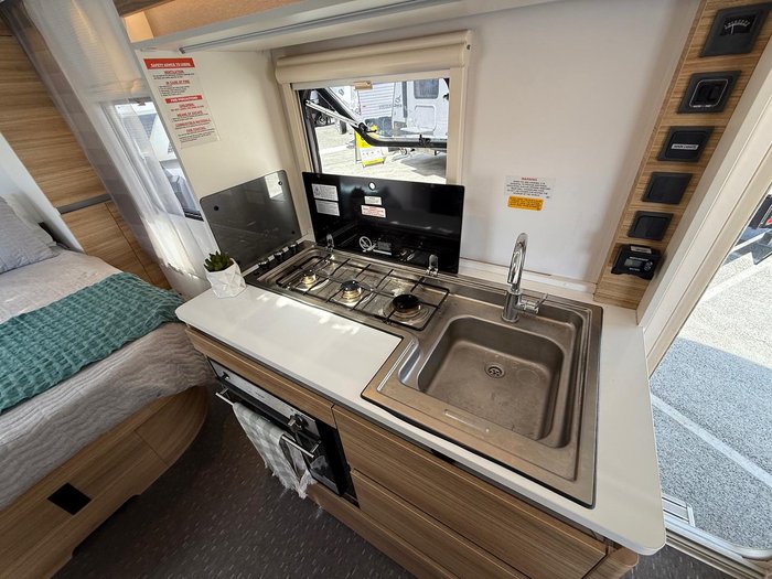 2018 Adria Altea 552