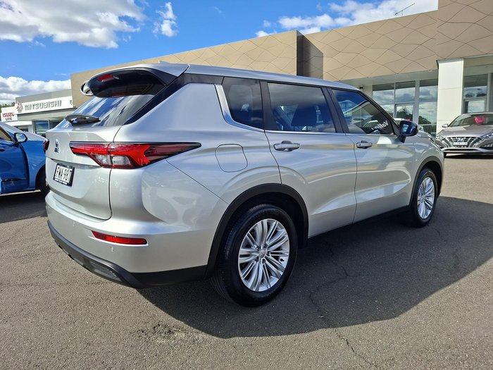 2023 Mitsubishi Outlander ES