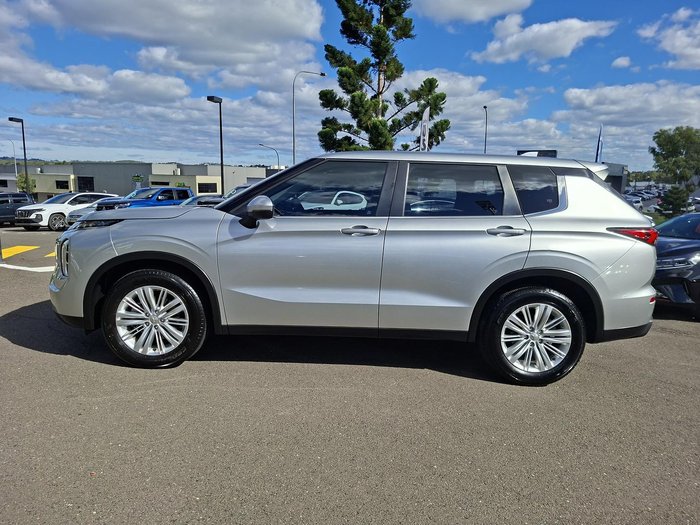 2023 Mitsubishi Outlander ES