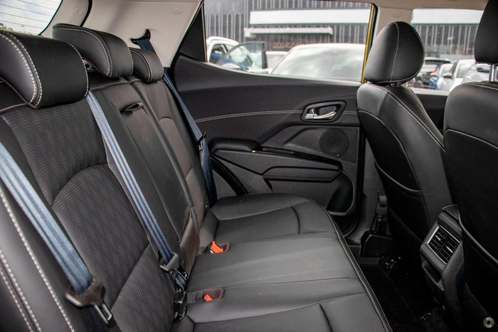 2025 Mahindra XUV3XO AX7L Citrine Yellow & Stealth Black Roof