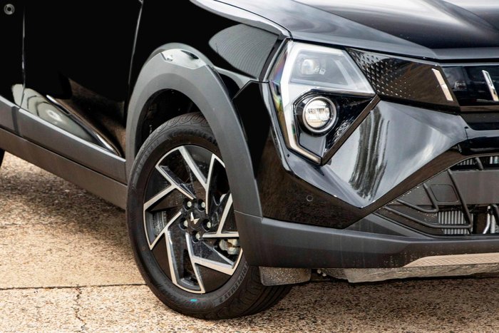 2025 Mahindra XUV3XO AX7L Stealth Black & Galvano Grey Roof