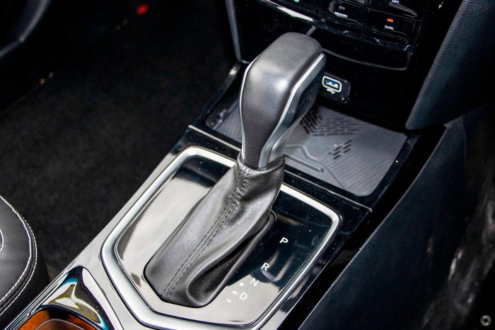 2025 Mahindra XUV3XO AX5L Stealth Black