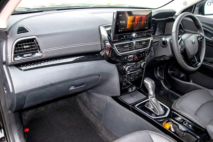 2025 Mahindra XUV3XO AX5L Stealth Black