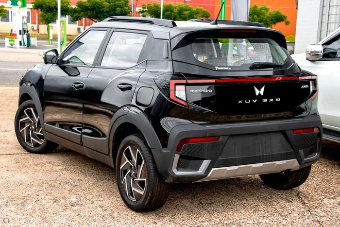 2025 Mahindra XUV3XO AX5L Stealth Black
