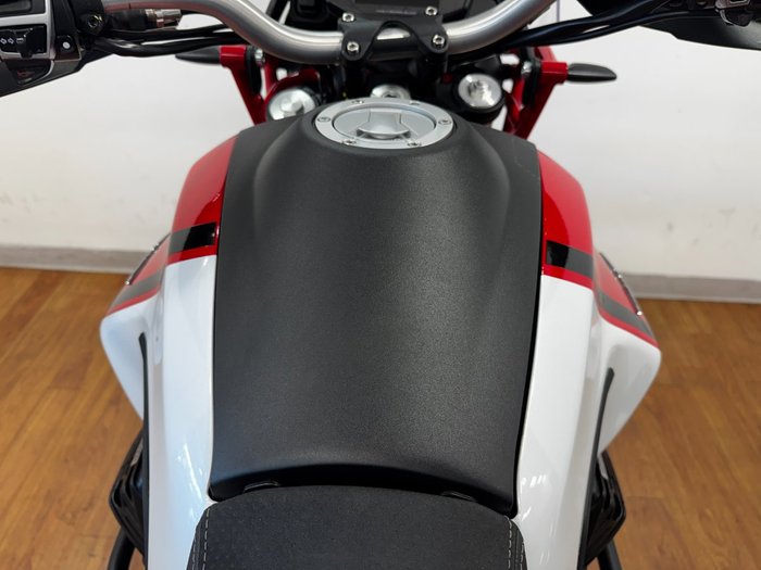 2022 Moto Guzzi V85 TT RED