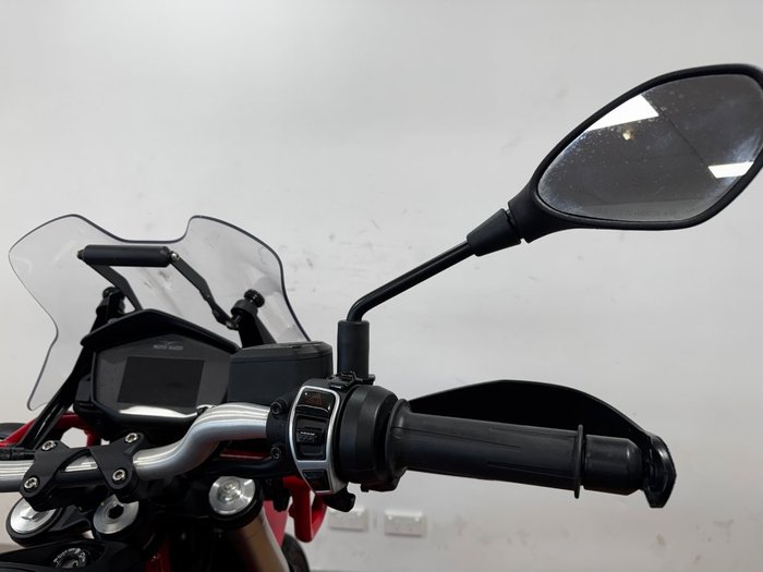 2022 Moto Guzzi V85 TT RED