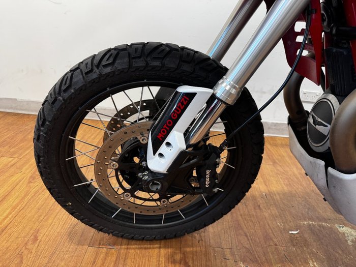 2022 Moto Guzzi V85 TT RED