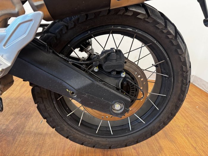 2022 Moto Guzzi V85 TT RED