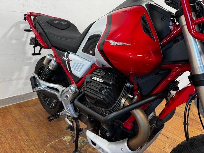 2022 Moto Guzzi V85 TT RED