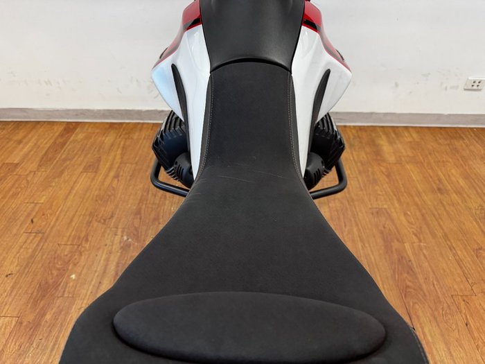 2022 Moto Guzzi V85 TT RED