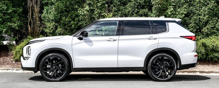 2023 Mitsubishi Outlander LS Black Edition