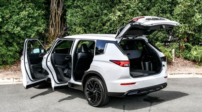 2023 Mitsubishi Outlander LS Black Edition