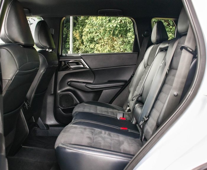 2023 Mitsubishi Outlander LS Black Edition