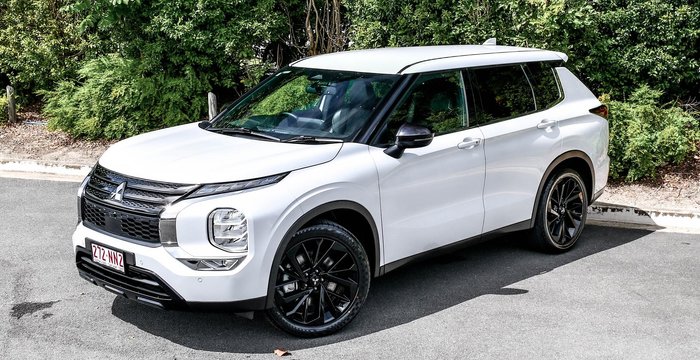 2023 Mitsubishi Outlander LS Black Edition