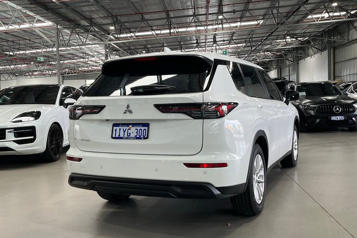 2025 Mitsubishi Outlander ES