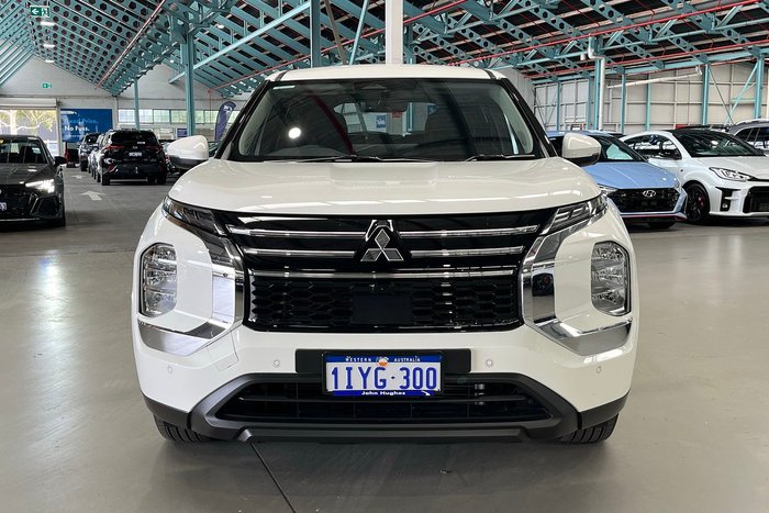 2025 Mitsubishi Outlander ES